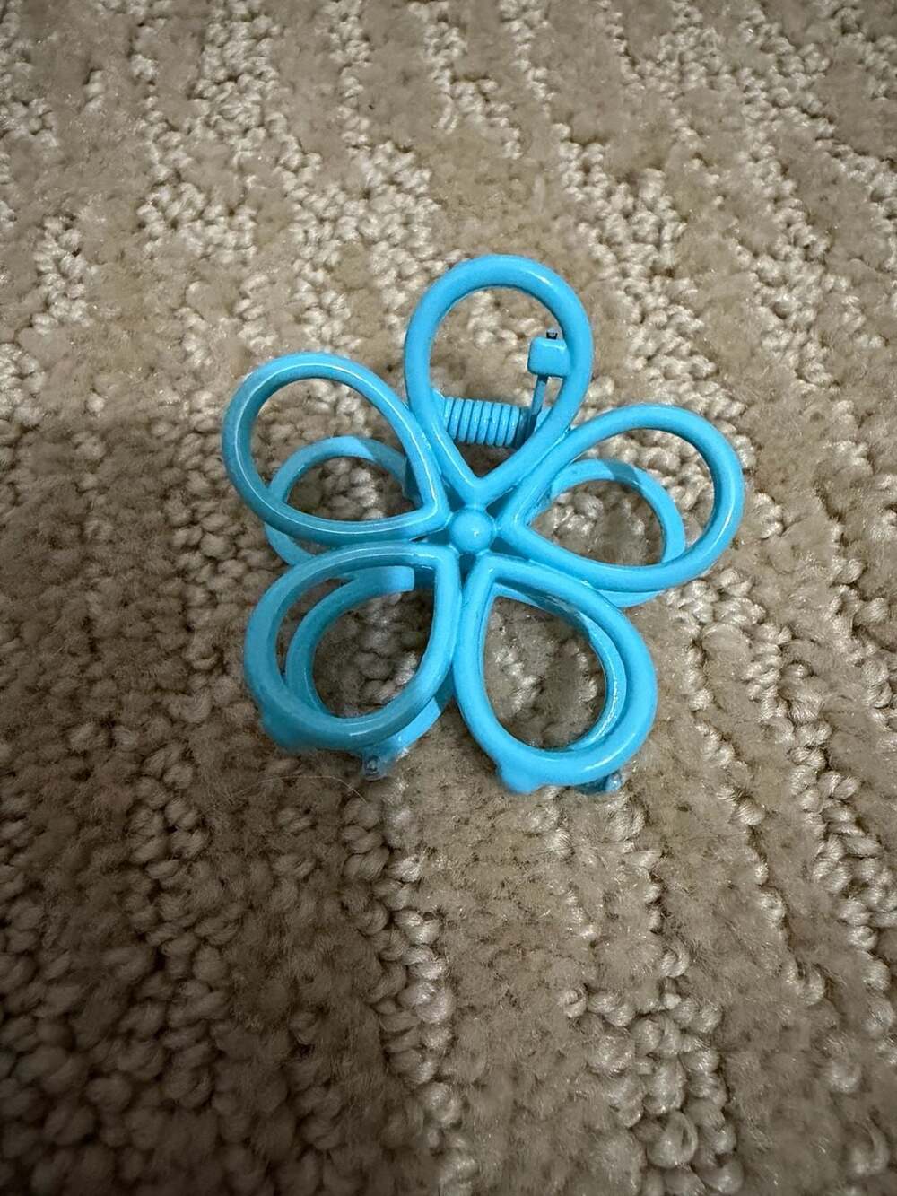 Set of 4 Assorted Smiley Face and Flower Hair Claw Clips
